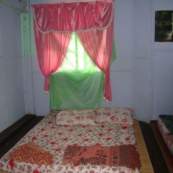 ons bed bij Annah Rais, niet echt fris....